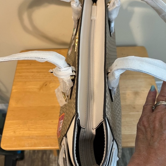 MK Gilly Travel Tote - Picture 5 of 9